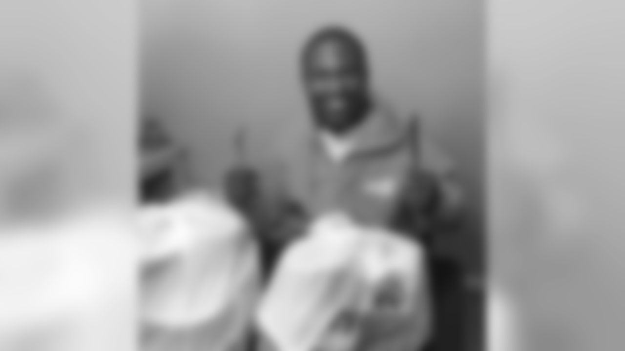 jforsett[Justin Forsett]: Dinner for the family tonight from Chicken Rico thanks to @OrderUp! Use code JUSTIN7 for $7 off your first order.