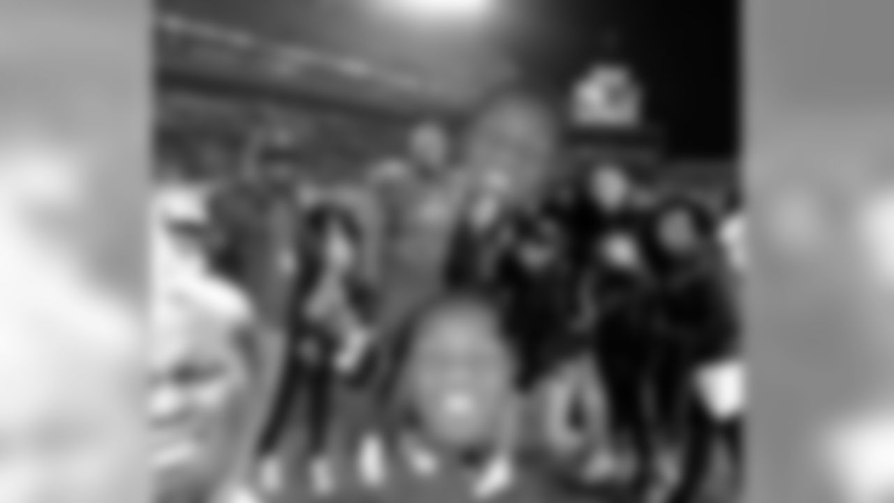 jzutt53 [Jeremy Zuttah]: Great end to an amazing experience w/ the family! #probowl2017 #afc