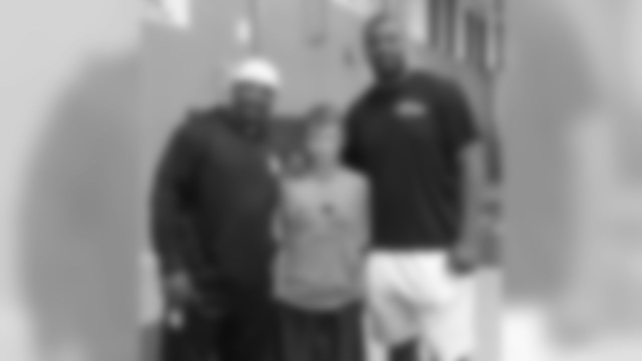 chriscanty99[Chris Canty]:Can't believe it's been 12 years since I've seen my brother Jerton Evans. Proud of my former teammate and new Head Football Coach of Claiborne County High. S/O to the folks in Tazewell for the warm reception this wknd. #football #ravens #nfl #coach #fridaynightlights