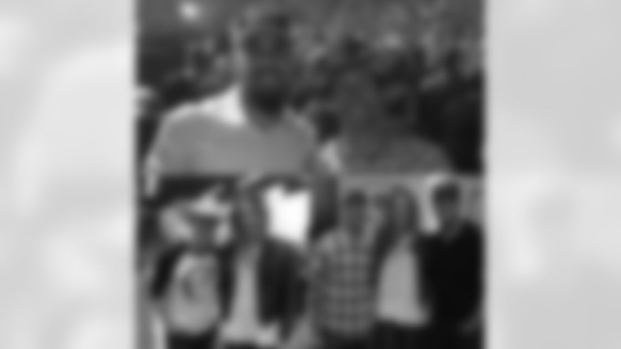 crockettgillmore[Crockett Gillmore]: Good music and great people! @travispastrana @lukebryan @dustinlynchmusic @haytrey3 #country #royalfarmsarena