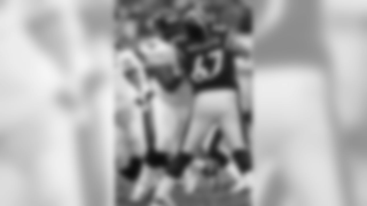 Anderson was waived by the Rams as an undrafted free agent, then played a year with the Chicago Enforcers of the now defunct XFL in the spring of 2001. The Ravens signed him that summer and he started all but seven games over the next four years.