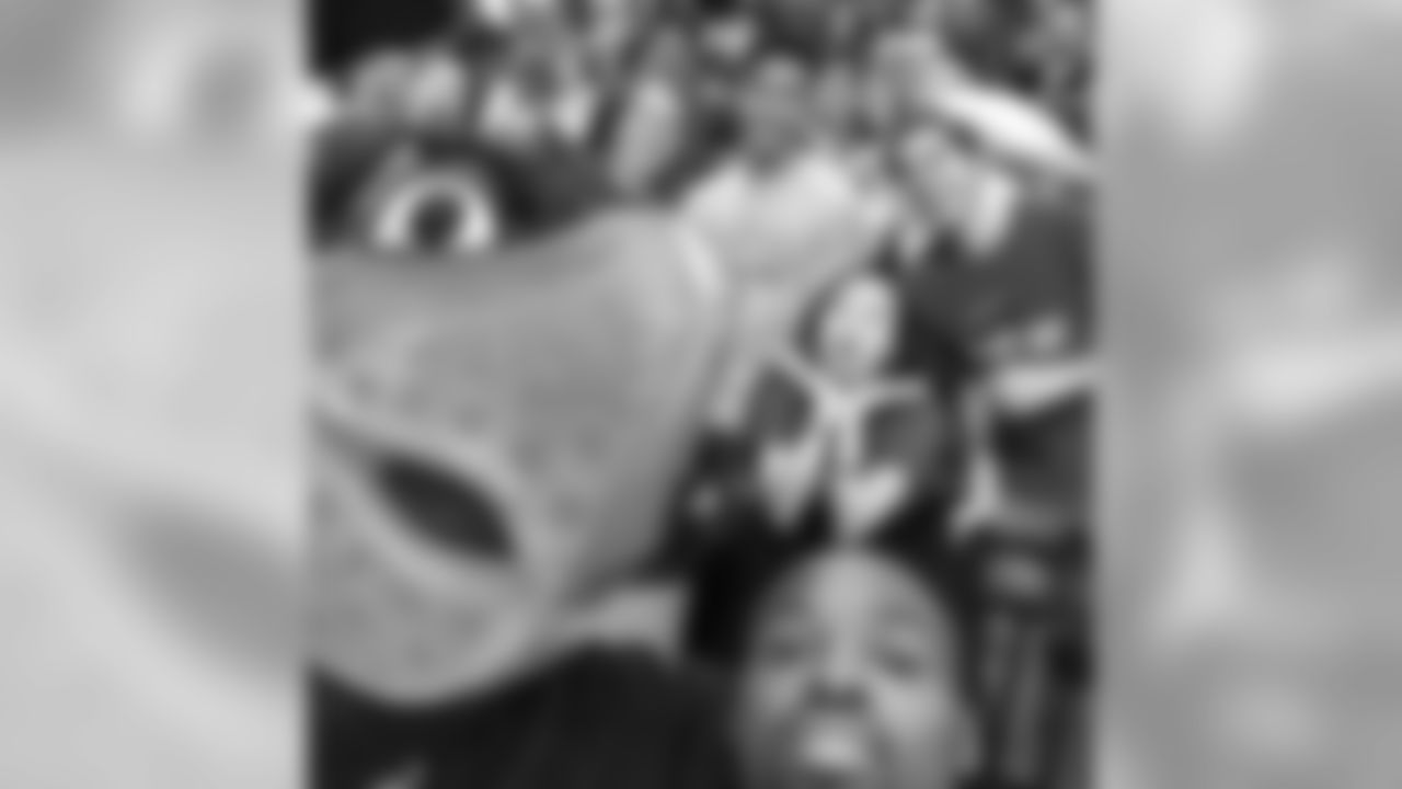 torreysmithwr[Torrey Smith]: Did a "Make a Wish" event with @Joshgad and @dontestallworth