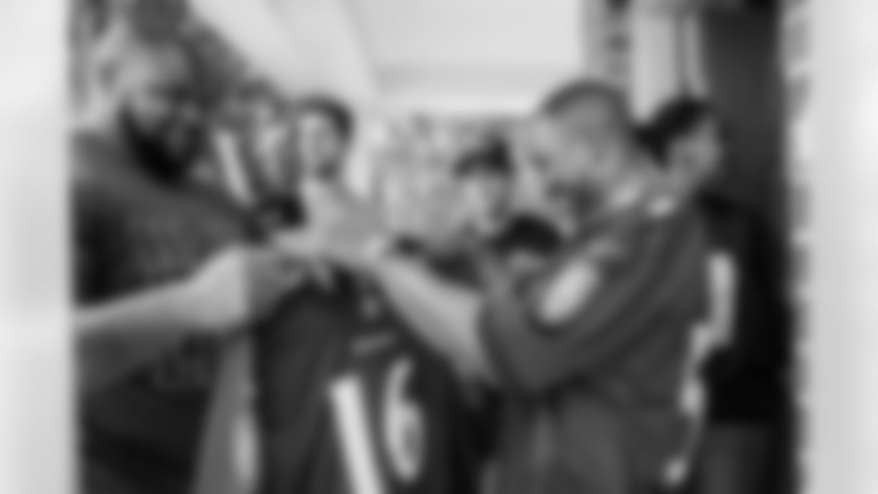 zobot_34 [Lorenzo Taliaferro]: Couldn't have a better person to learn from. True leader, teammate, brother, and most important man of God @jforsett #SavageYear #Unleashed