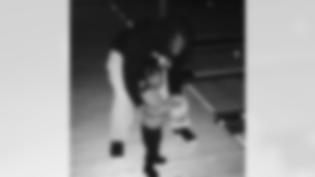 334upshaw41 [Courtney Upshaw]: We bout to get this W against @mr_mahone22 and she is focused lol