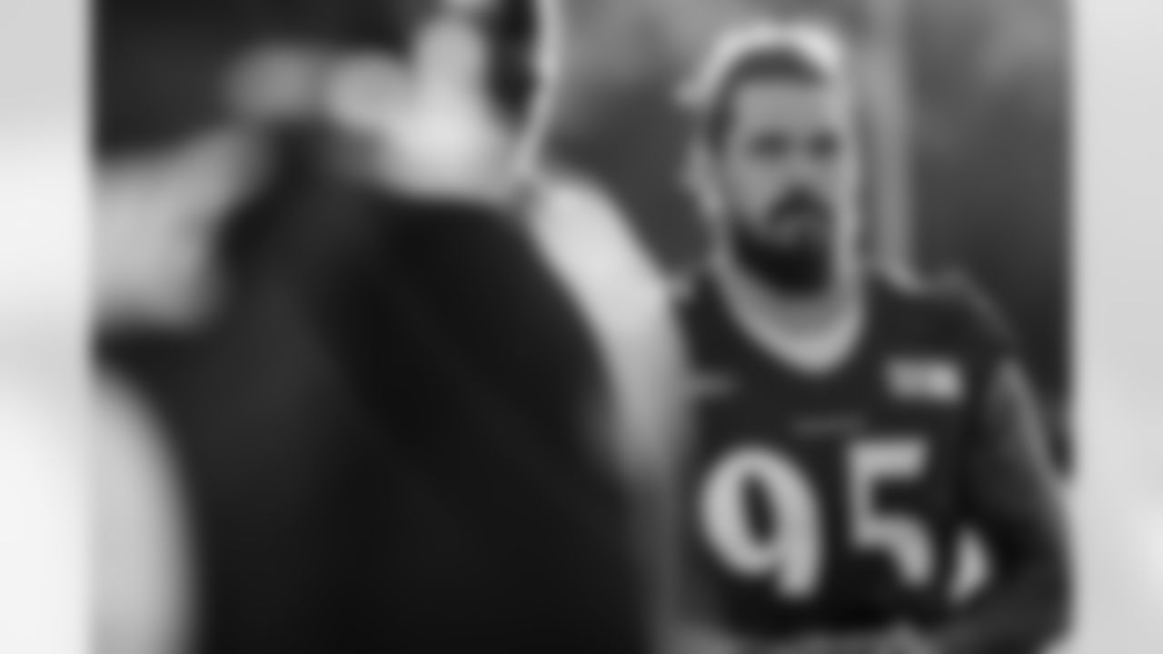DE Derek Wolfe