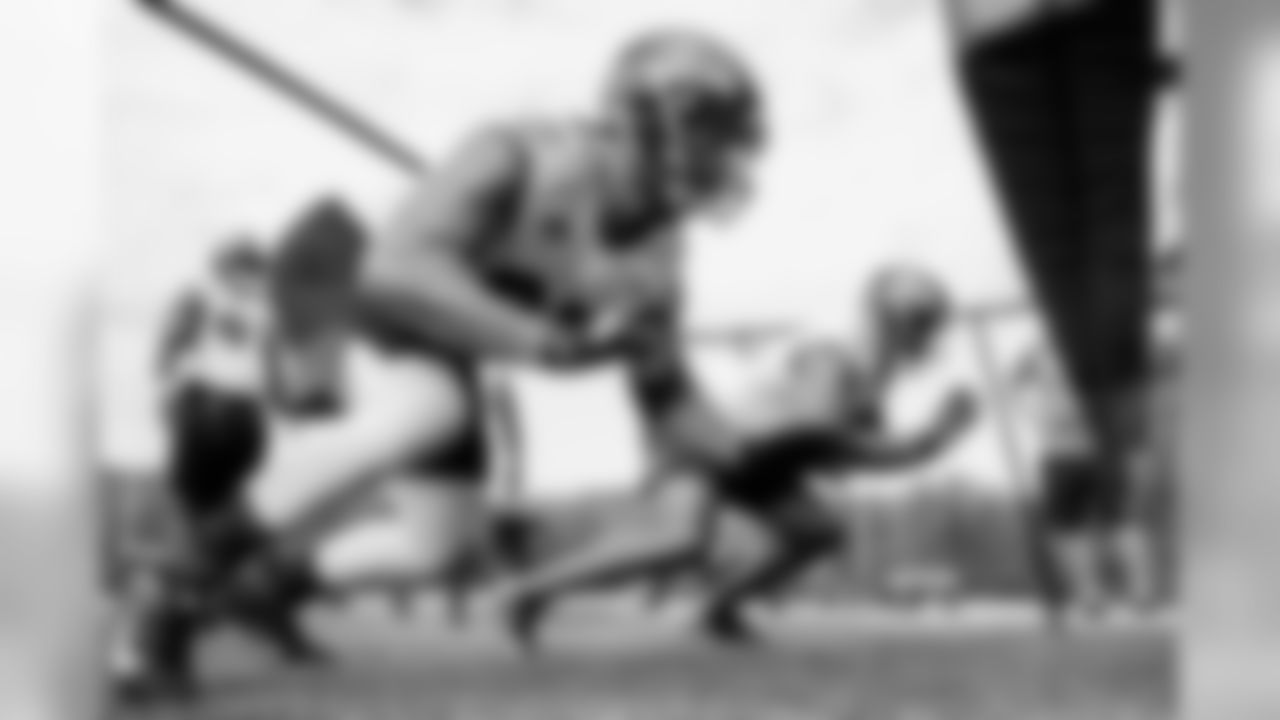DE Derek Wolfe