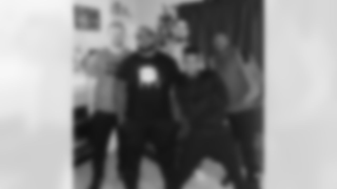 crockettgillmore[Crockett Gillmore]: Watching the #natty with @brandonw66 @brennenbeyer @williedeffect #football #mondaynightfootball #thenatty #rolltide #ravennation