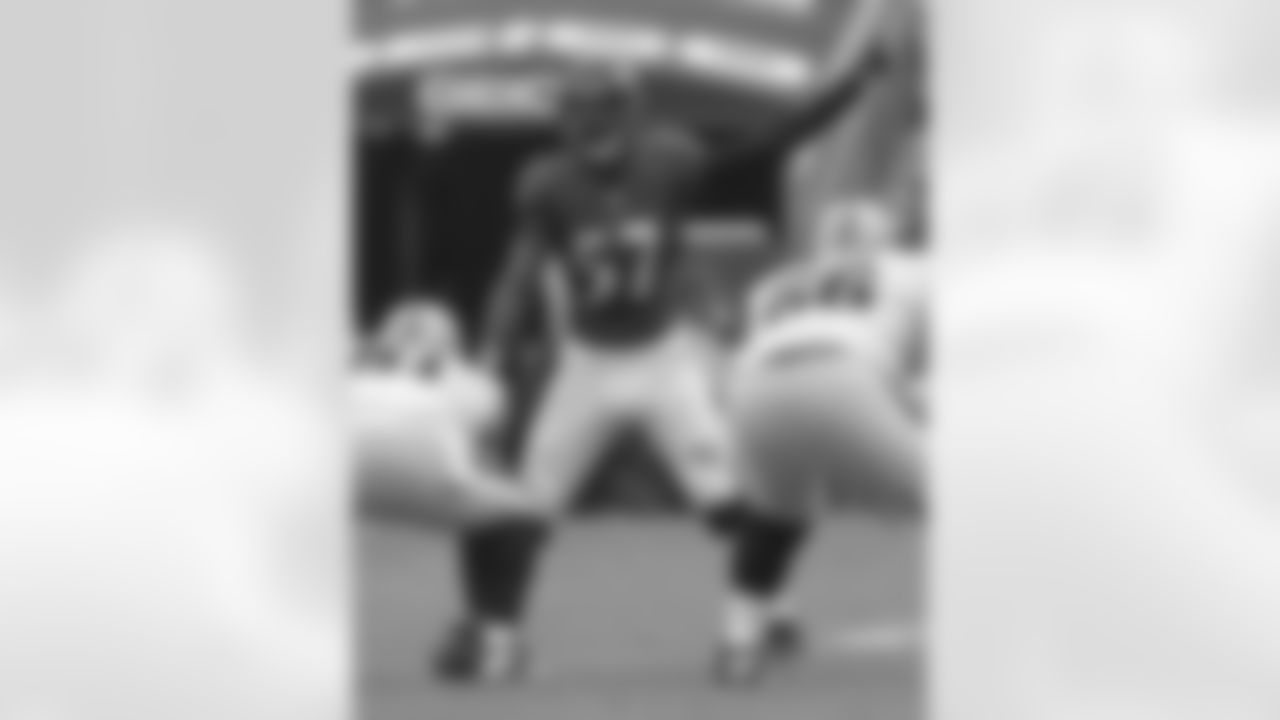 After a Pro Bowl rookie season, Mosley's 2015 season didn't land him any honors. In 2016, however, Mosley proved he could take the next step in his maturation as one of the best inside linebackers in football. Mosley was once again a tackling machine (92 tackles), but went from zero interceptions in 2015 to four last season. His pass coverage grade from Pro Football Focus (PFF) went from minus-5.4 to plus-1.9. And, once again, he landed back in the Pro Bowl.
