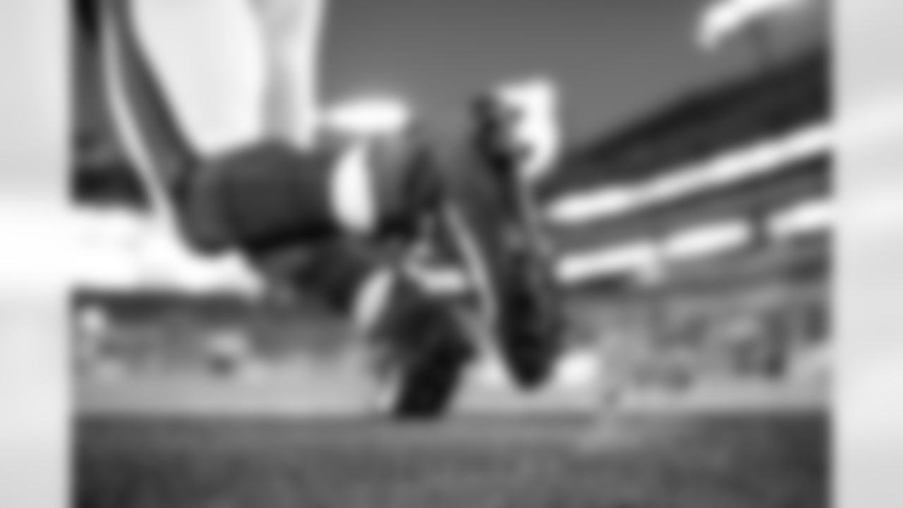 OLB Odafe Oweh warms up before a game against the Kansas City Chiefs