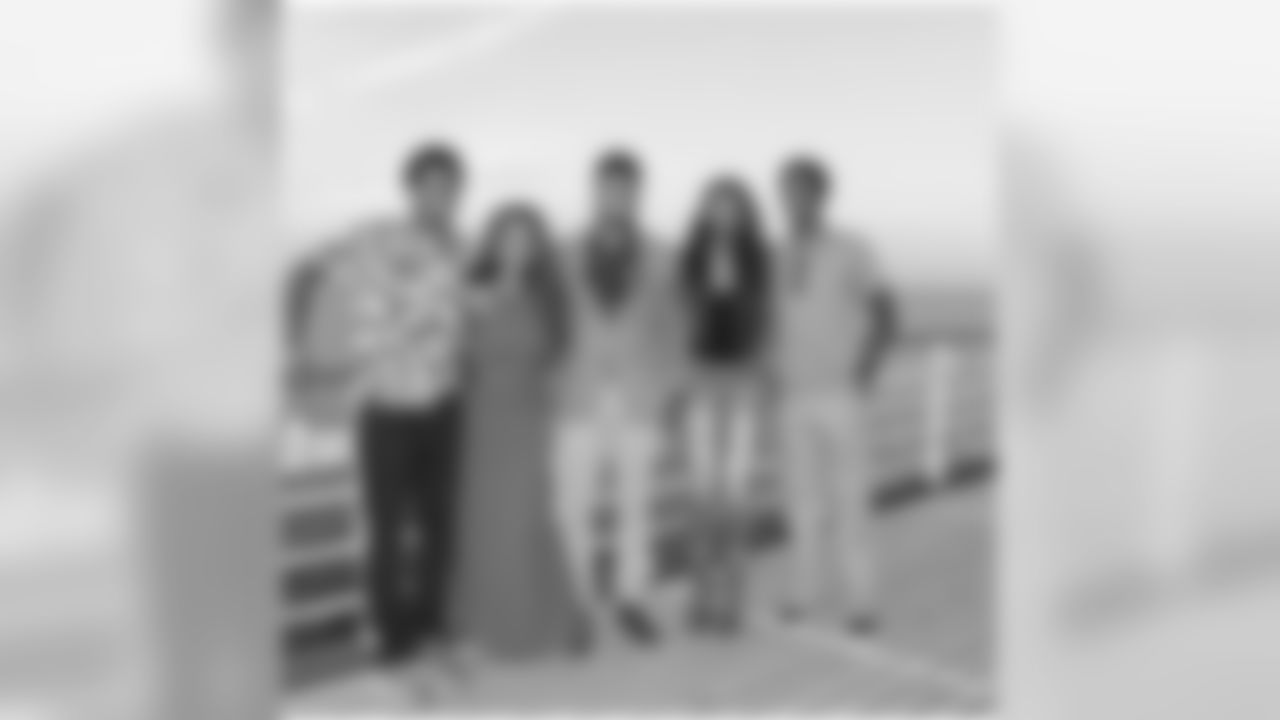 marlon_humphrey [Marlon Humphrey] You wouldn't understand even if I told you #laFamilia #Tvshowcomingsoon