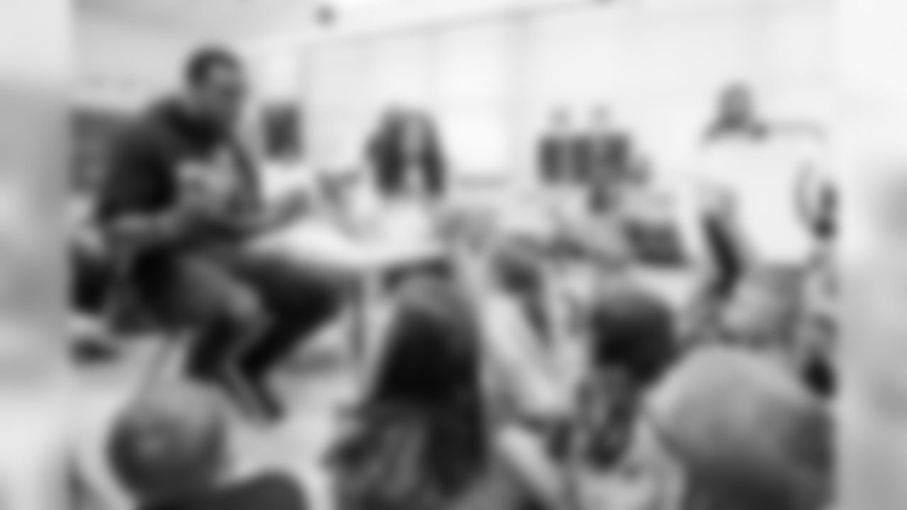 CB Brandon Carr visits Norwood Elementary in honor of the Ravens Huddle for 100