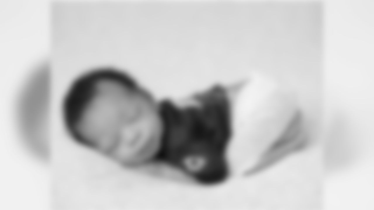 lwebb21[Lardarius Webb]:Thanks to @anneherbert for the amazing shots of my Lil Landon. #HappyThreeWeeks #SeasonReady #RavenBaby