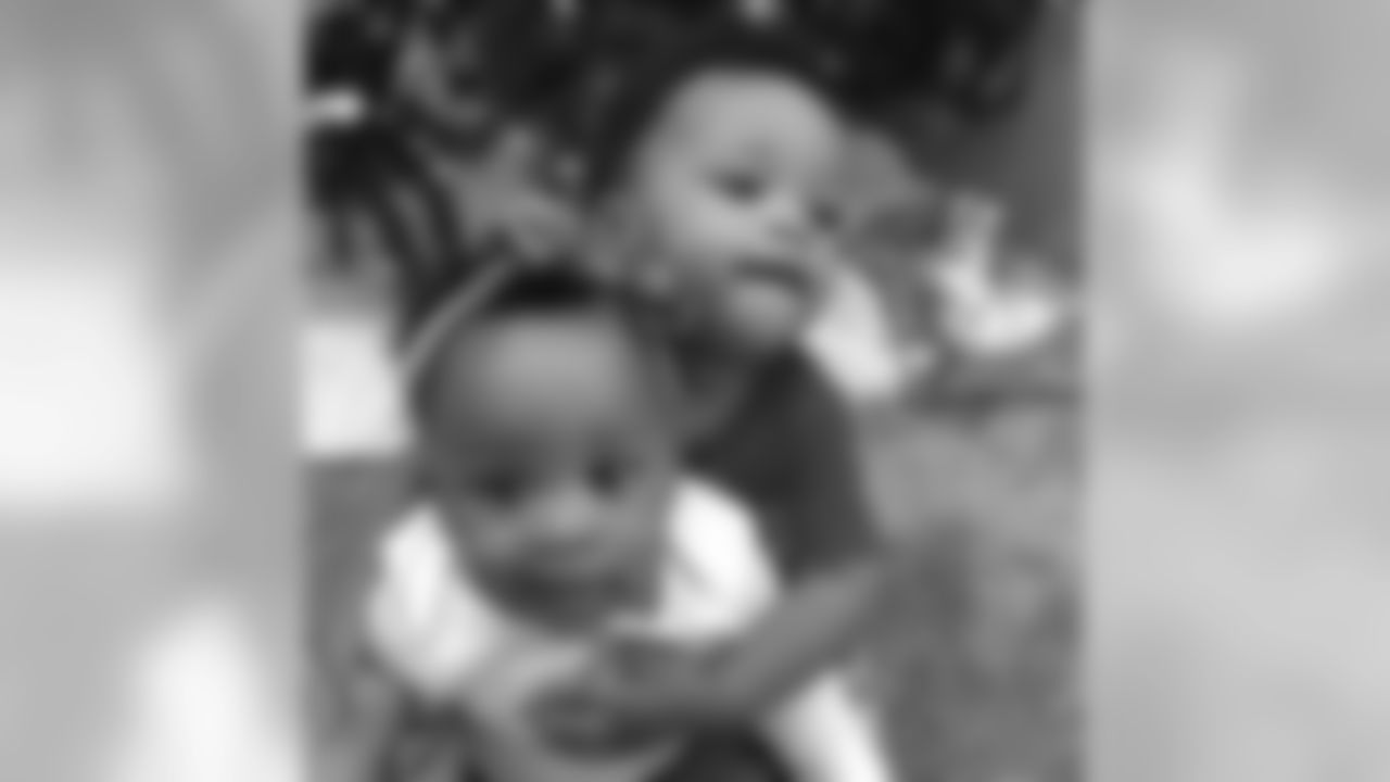 l_webb21 [Lardarius Webb]: Christmas was amazing with these two!! #DaddyBabies