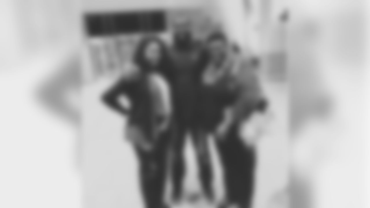 kapronlewis [Kapron Lewis-Moore]: Missing these two wonderful people today on thanksgiving! Really thankful for my mom and my sister @ceeunana and thankful I got to see them last week in Dallas! #latergram