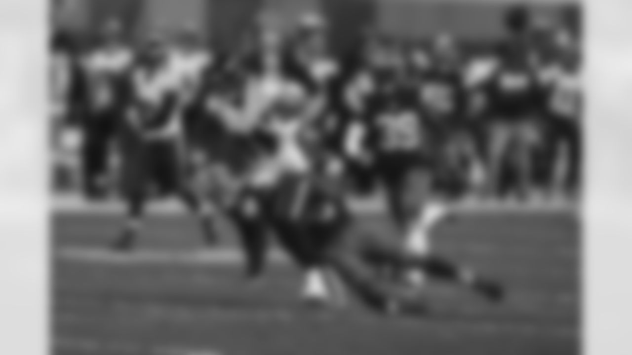 Baltimore Ravens tight end Mark Andrews (89) runs the ball during an NFL football game against the Cleveland Browns on Monday, December 14, 2020 in Cleveland, Ohio. (Aaron Doster/NFL)