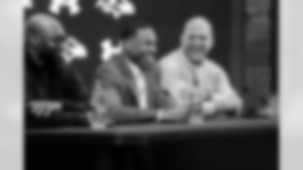 20_FreeAgentSignings031722sh1138_WEB