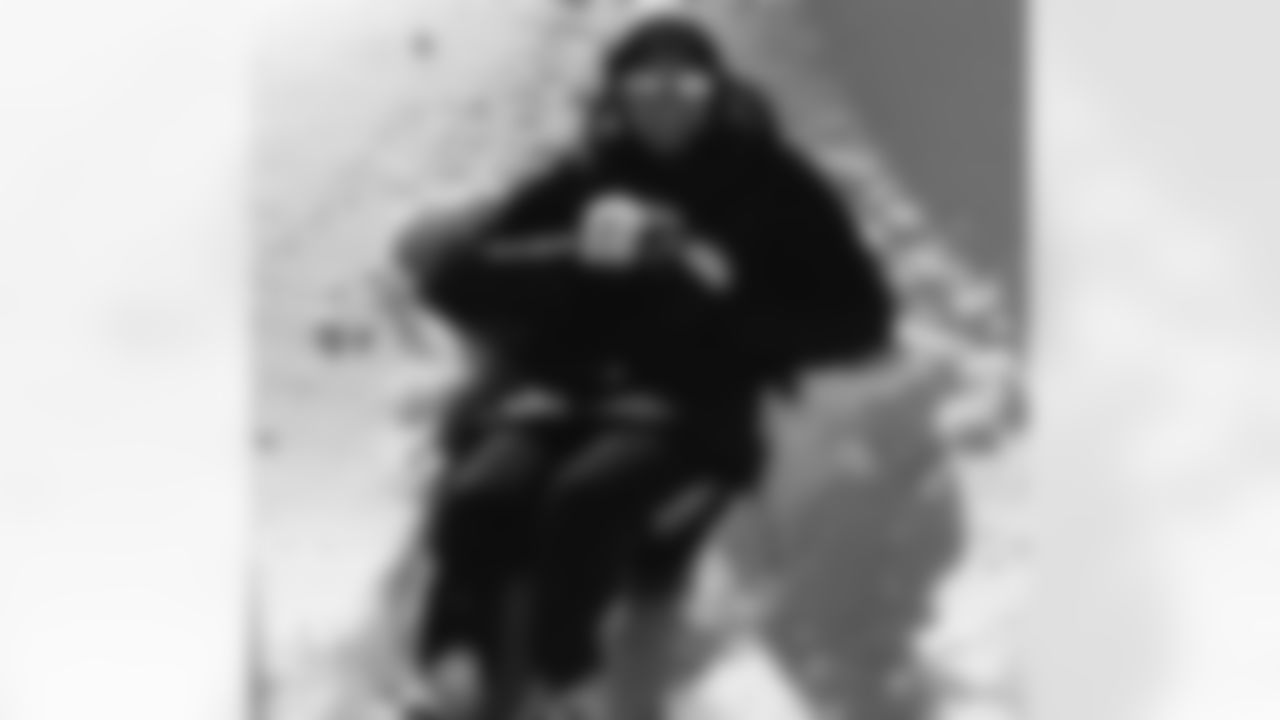 crockettgillmore[Crockett Gillmore]: Baby Lola's first snow with her momma @haytrey3 #dadtoabunny #hollandlop #idkhowthishappened #bunnyproblems #happywife #happylife #offseasonproblems #letsgetbacktofootball #ravennation