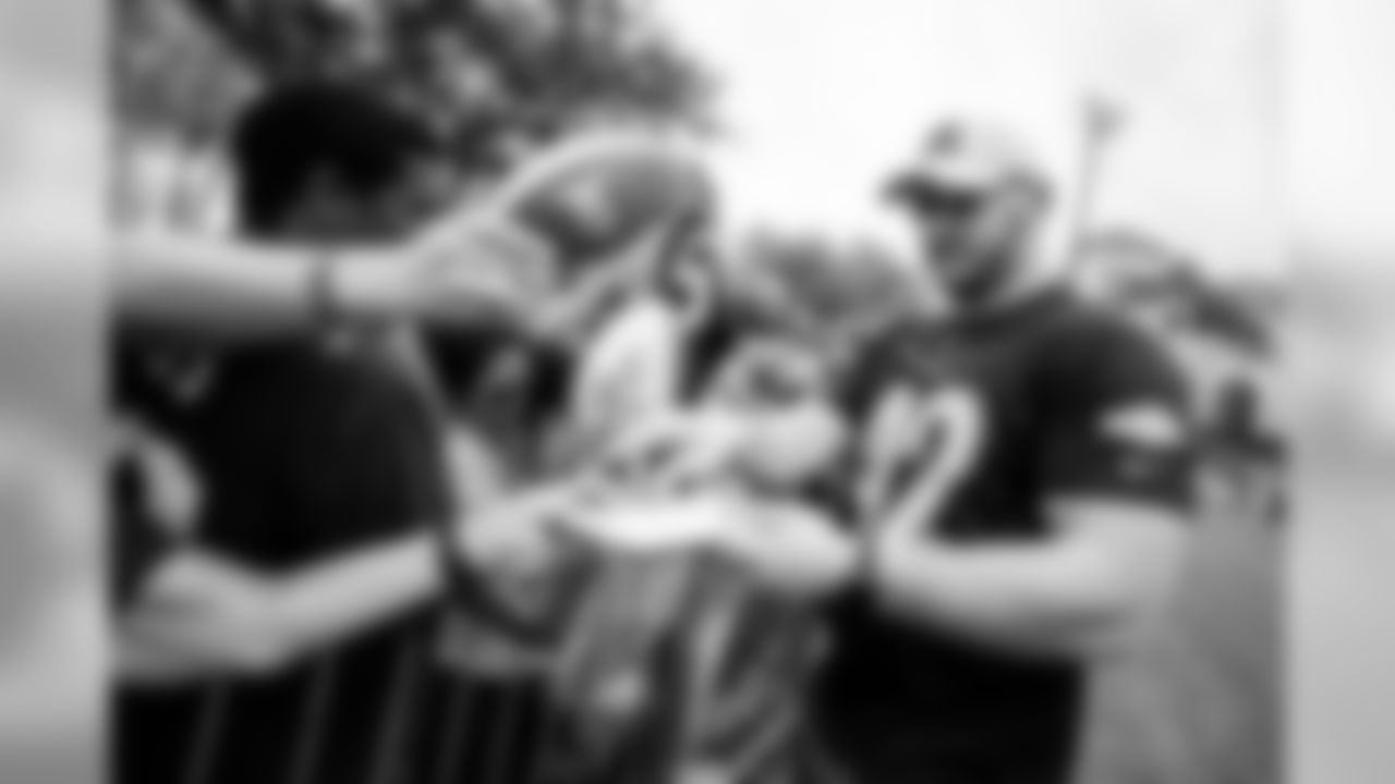 Fullback/Defensive lineman Patrick Ricard signs autographs for fans during the 2020 Pro Bowl practice, Thursday, Jan. 23, 2020 in Orlando, Fla.