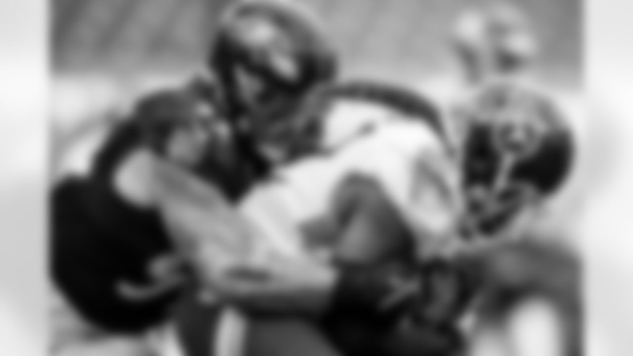 DE Derek Wolfe
