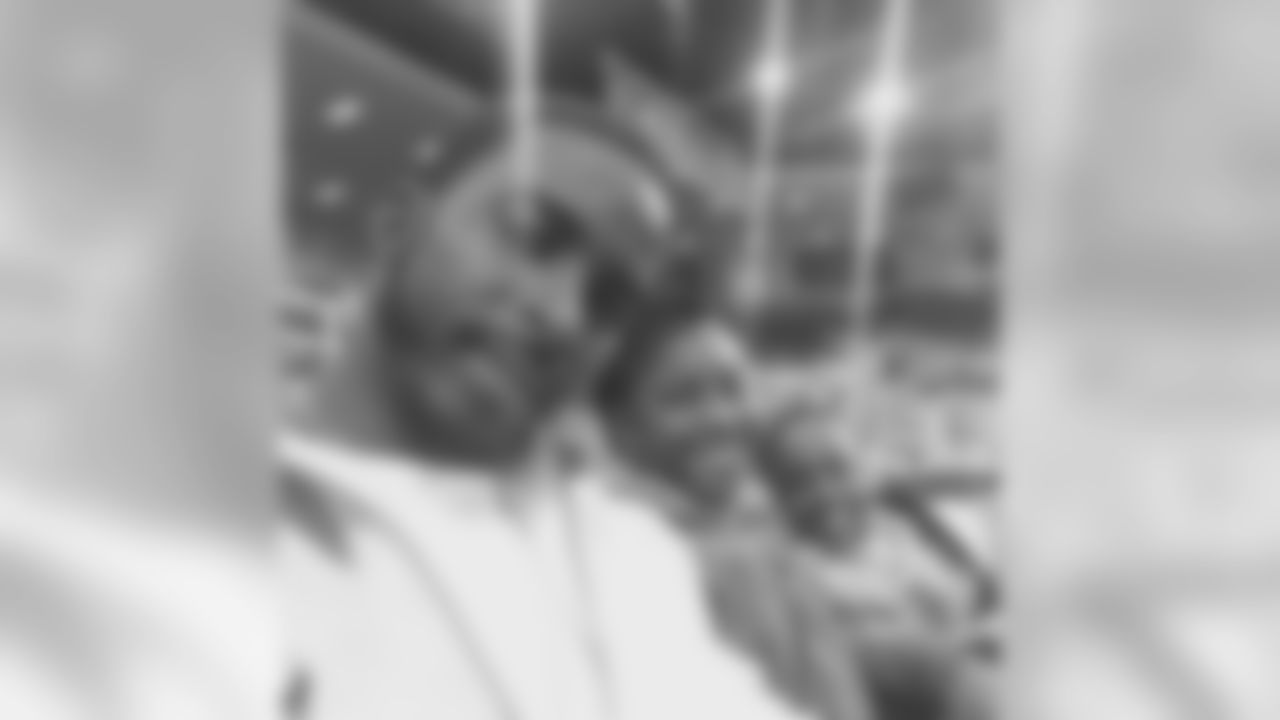 dgorrer37[Danny Gorrer]:Watching some basketball wit the girls..