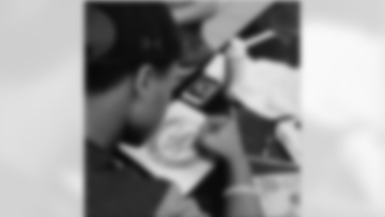 aceandsmitty[Steve Smith Sr.]: We have a very talented artist in the family!! @peytonsmith89 is very gifted, painting the logo for his favorite football club #chelseafc #artist #hesgottalent