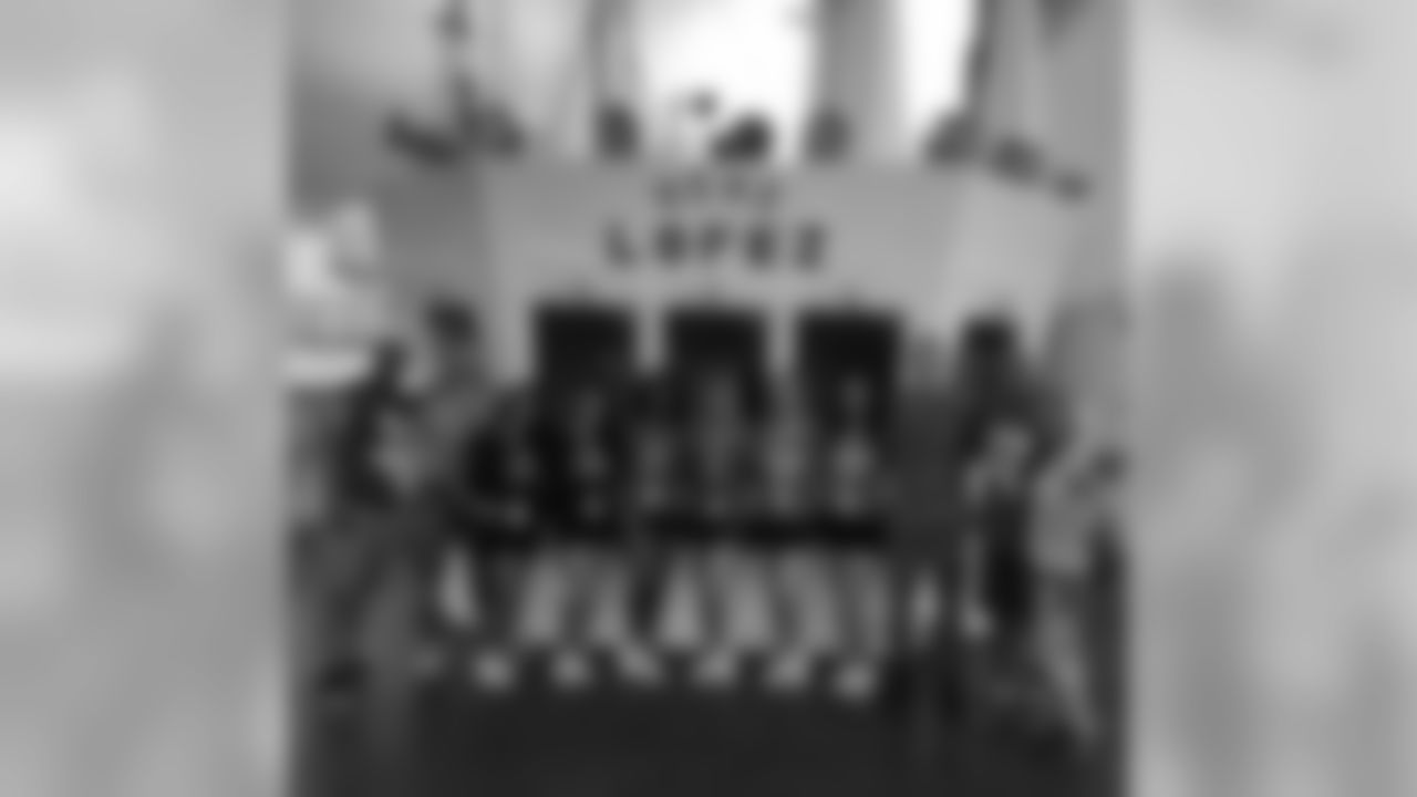 ravens[Baltimore Ravens]:Ravens cheerleaders Serena & Dana are on tour visiting troops in Singapore, Diego Garcia and Bahrain. We love our military! #RavensNation #RavensMilitary