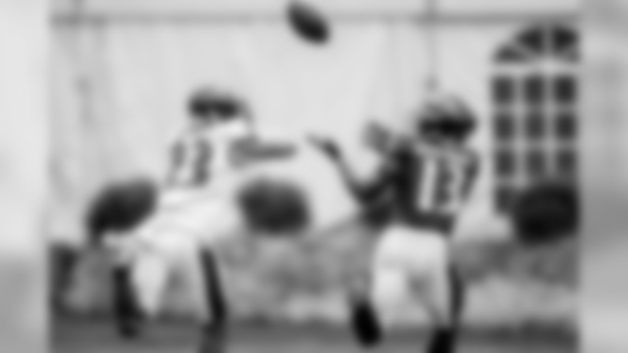 WR Devin Duvernay catches a pass over CB Anthony Averett