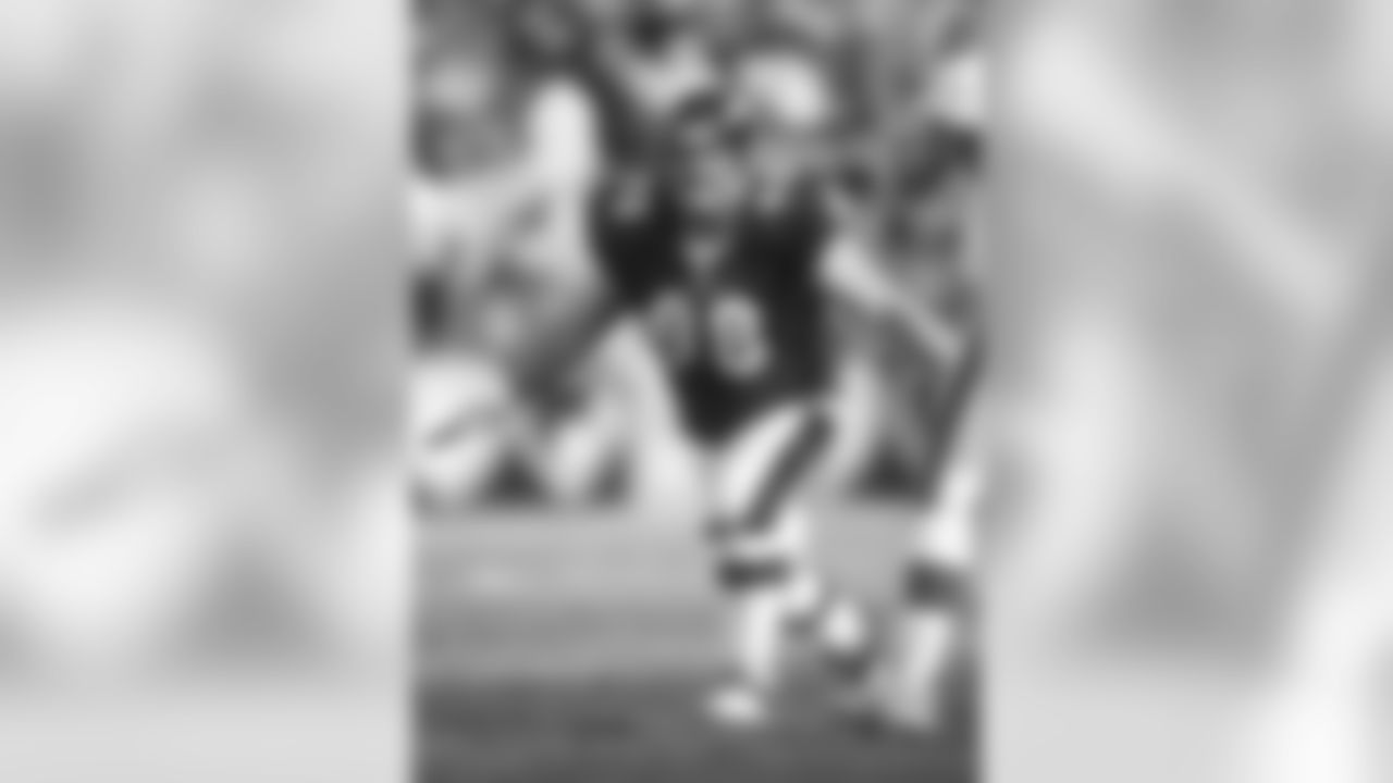 Siragusa was an undrafted free agent who played his first seven seasons in Indianapolis. Newsome brought him to Baltimore and made him an anchor gobbling up double teams on the defensive line. "Goose" was an essential part of the Super Bowl XXXV defense.