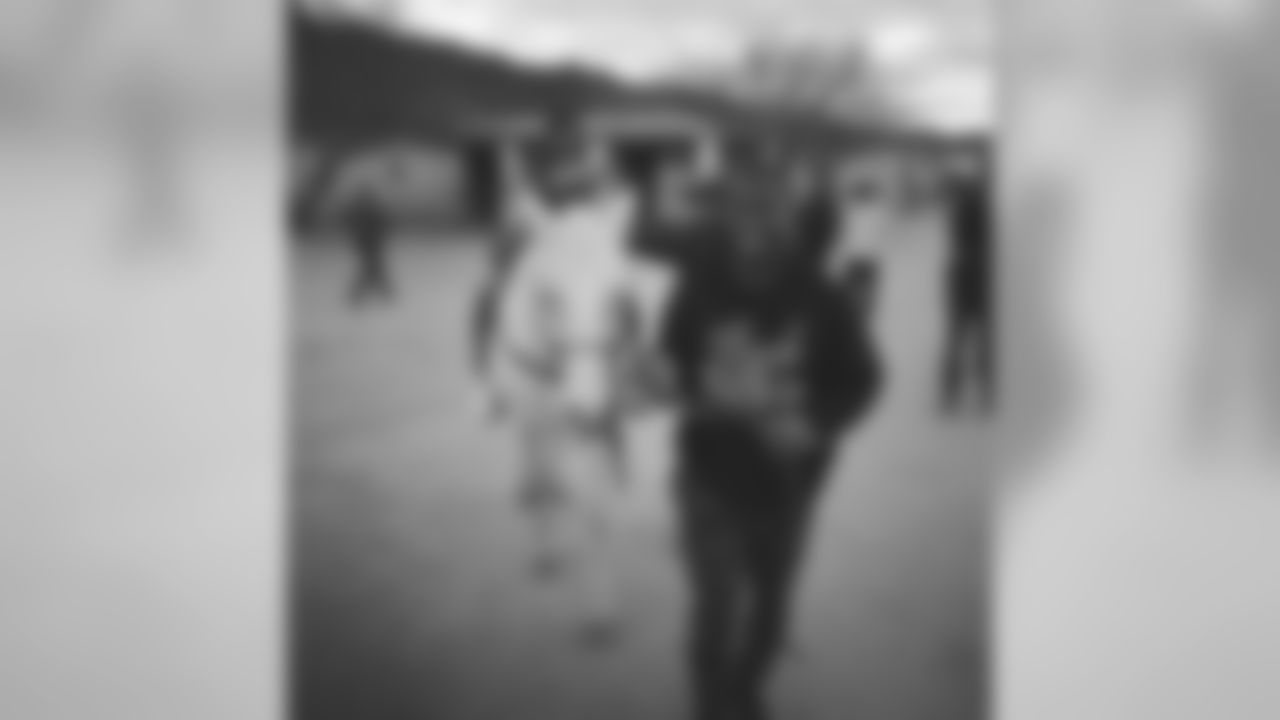 jforsett[Justin Forsett]:Great time today at the ranch with the Fam! S/O to NFL films for following us and giving us this opportunity.