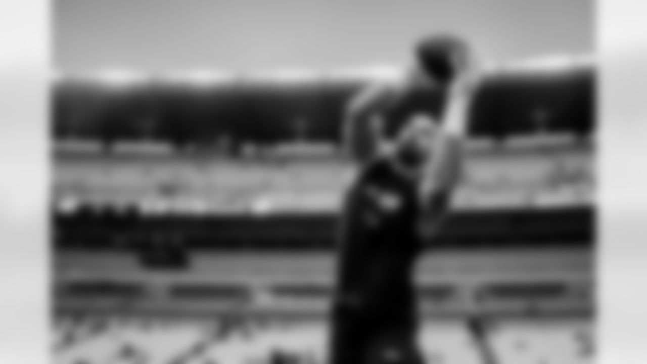 TE Mark Andrews (89) warms up before a game against the Pittsburgh Steelers at Heinz Field on December 5, 2021.