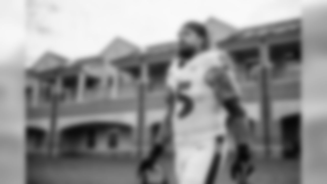 DE Derek Wolfe