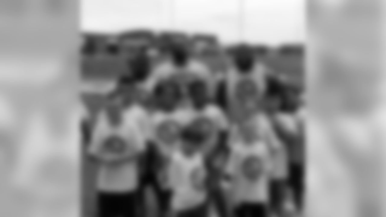 brandonw_66[Brandon Williams]: Kicking it in Boonville, MO with just a few of the kids at the camp today!!!! We had a great two days!!! #AtiyyahEllisonPlayWithThePros #SportsCamp #GetTheEllisonEdge @ellisonedge1981
