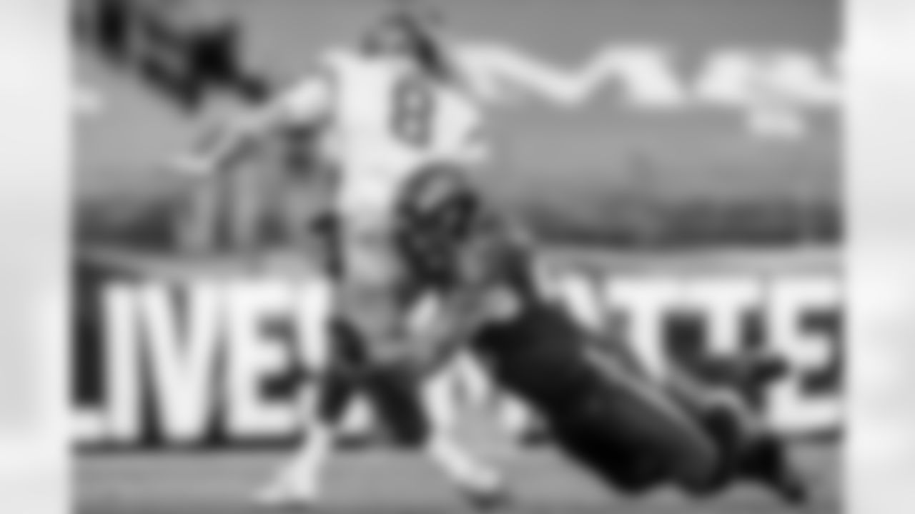DE Derek Wolfe