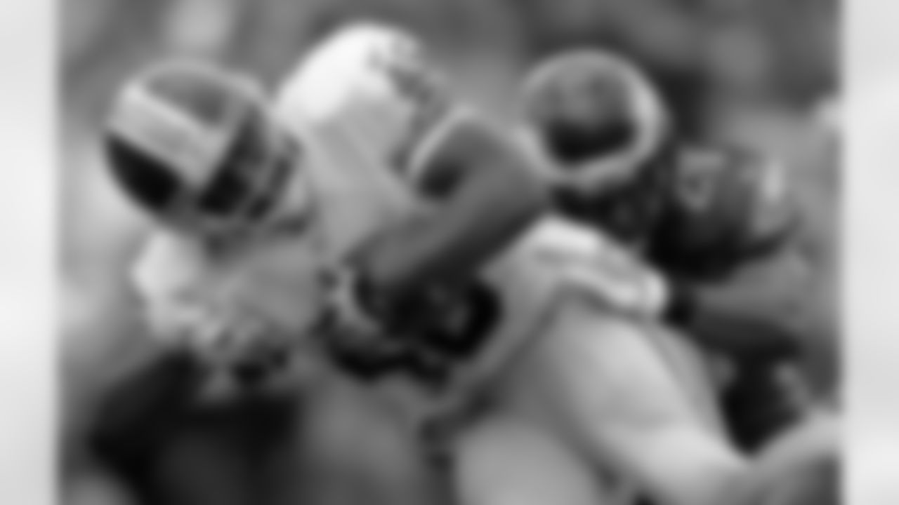 Running back Alfred Morris fights for yards vs. the Eagles, Morris has 86 yards rushing in the first half.