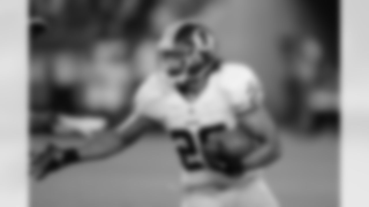 Roy Helu makes a sharp cut for a 13 yard gain. Helu finished with 57 yards rushing on the night.