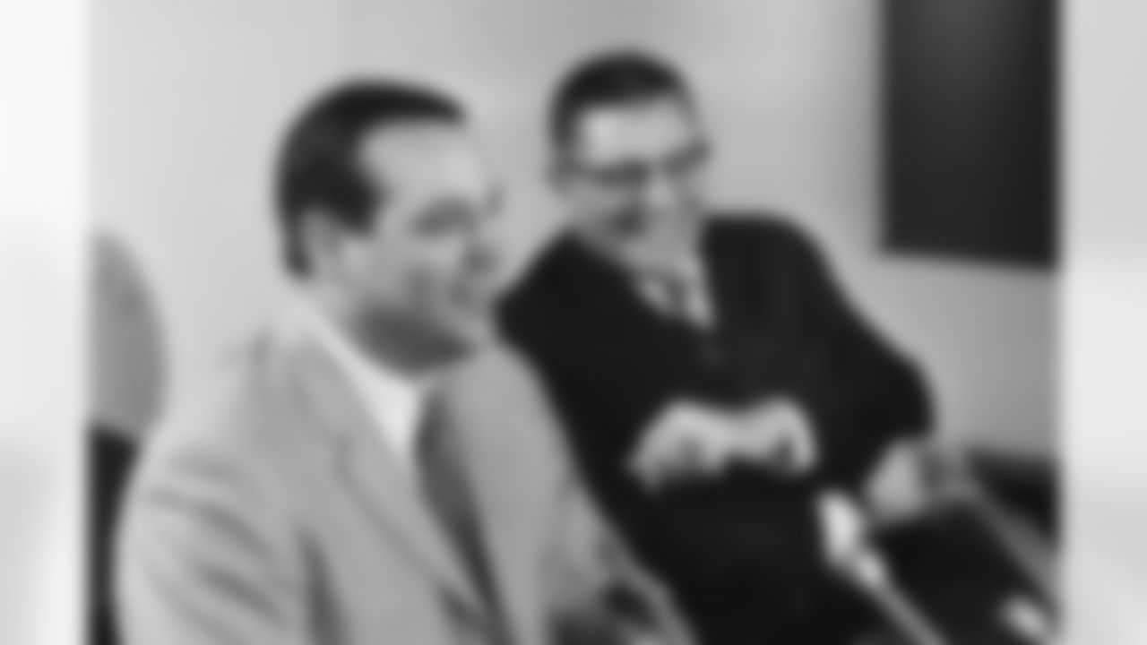 Washington Redskins LB Sam Huff poses with head coach Vince Lombardi during a session with the media.