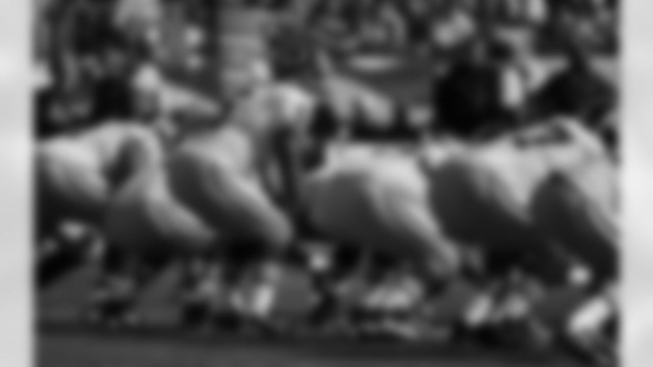 The Redskins' offense at the line of scrimmage. (AP Photo)