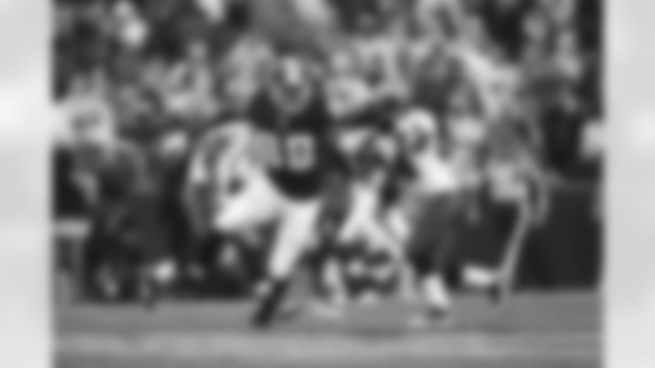 Brian Orakpo rushes the passer. (Ned Dishman)
