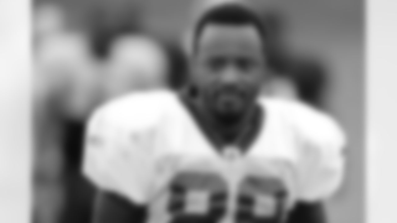 Santana Moss walking to the practice field (AP Photo)