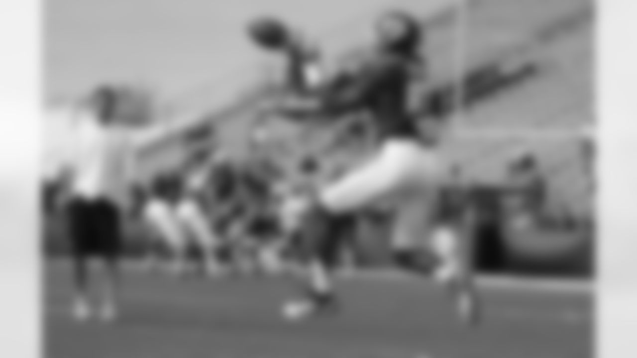 Texas A&M's Jeff Fuller pulls in a pass in front of Kyle Shanahan.