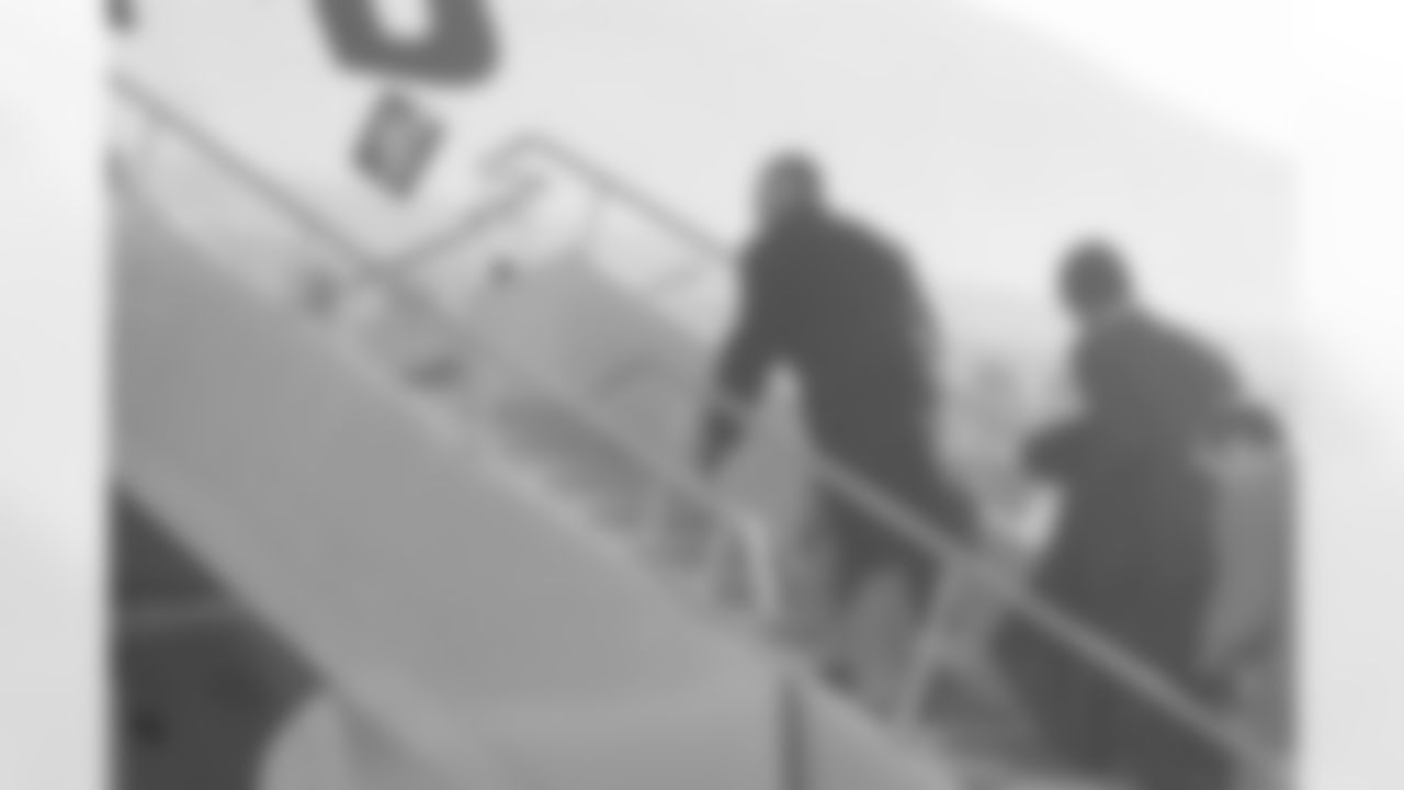 Fred Smoot climbs the stairs for his flight.