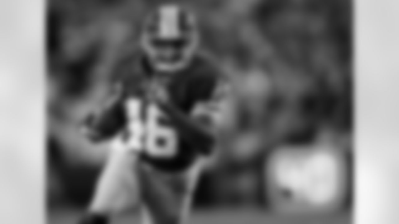 Redskins RB Alfred Morris runs the ball in the first half.