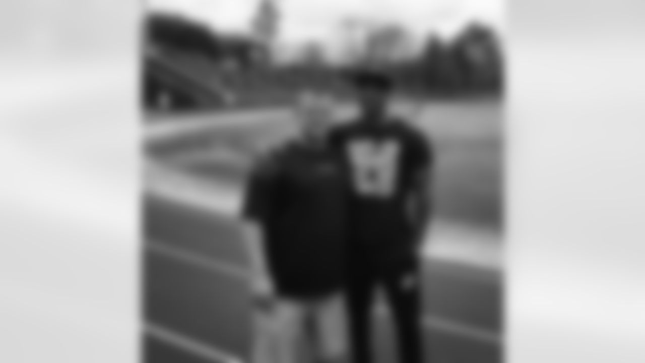 realakeemdavis
"Sometimes giving back means paying it forward." I was back in the 'Sip this week and made sure to swing by and see Coach Breland. My high school coach on my high school field in my hometown of Laurel. Doesn't get much better than that. Had my business team down for part of the week as well and we've got some exciting announcements coming soon! Proud of where I'm from and excited about where we're going!--#HTTR #Redskins #NFL #MS #Memphis#thankful