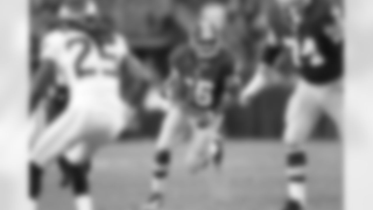 Redskins RB Alfred Morris runs the ball in the first half.