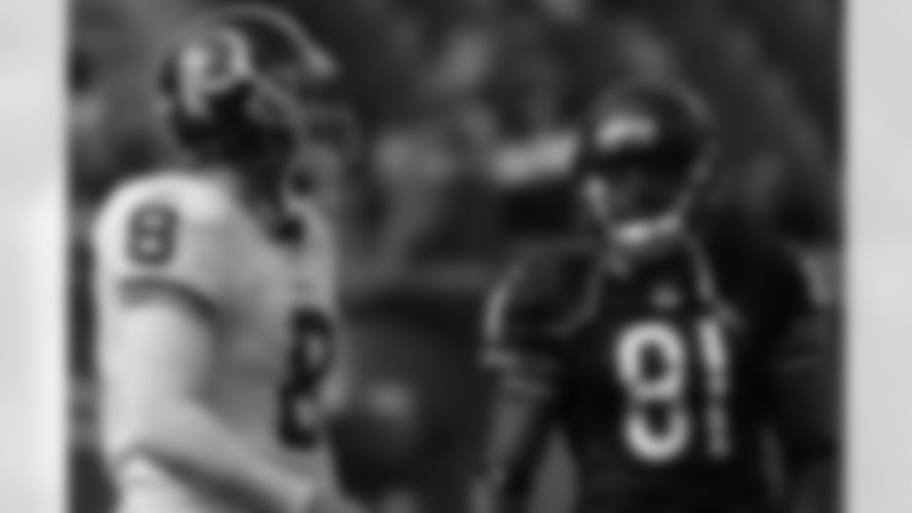 Rex Grossman, former Bears QB, chats with Bears TE Rashied Davis. (AP Photo)