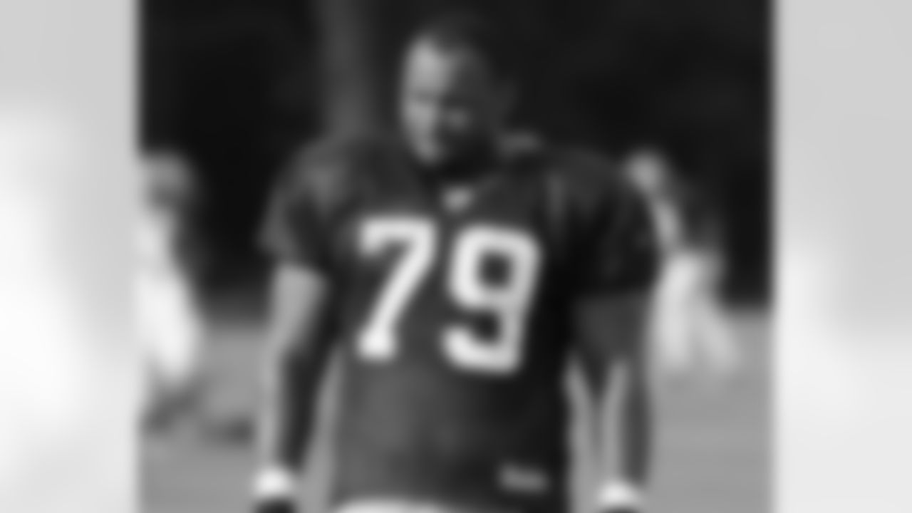 Lorenzo Alexander takes a breather.