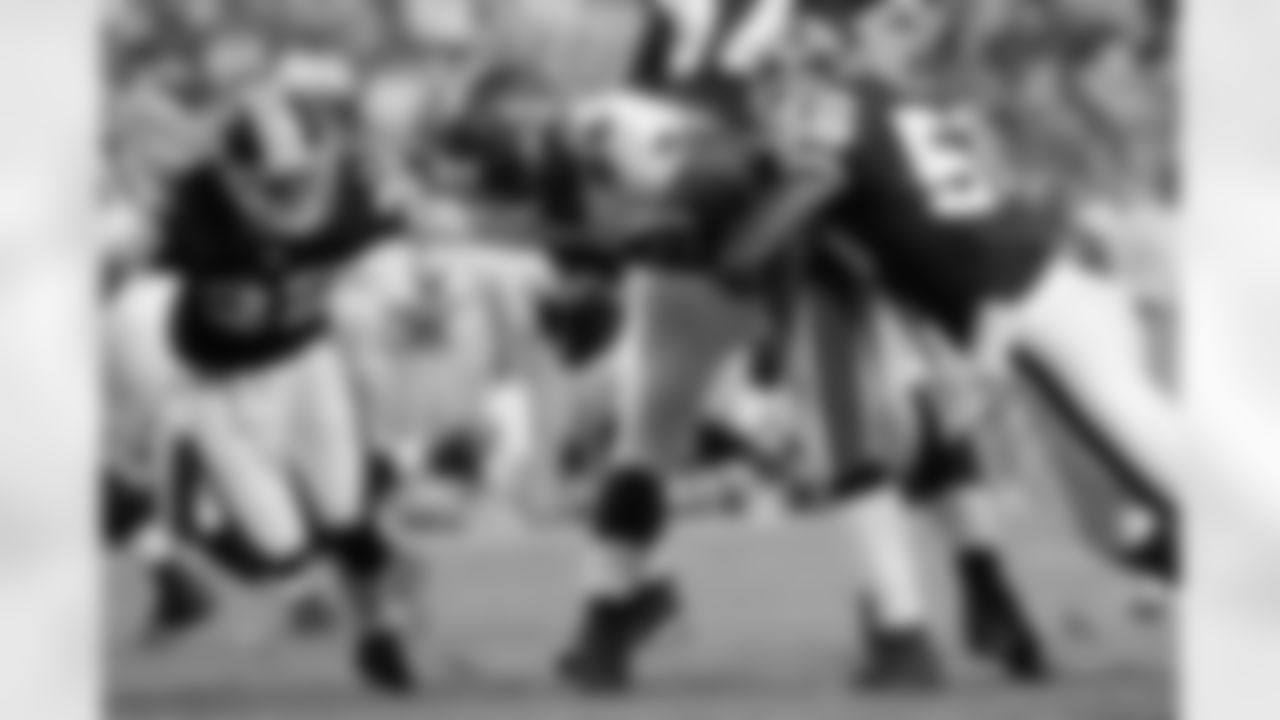 Linebacker Perry Riley makes a tackle in the first quarter