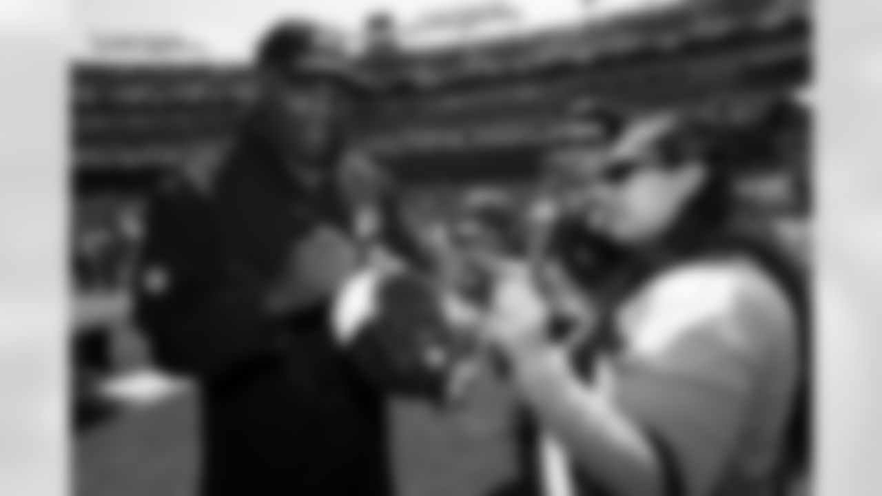 Redskins alumni signed autographs for fans.