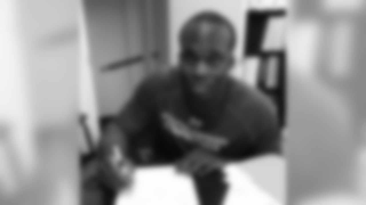 Arie Kouandjio (No. 112 overall draft pick), G from Alabama signs his contract with the Redskins.