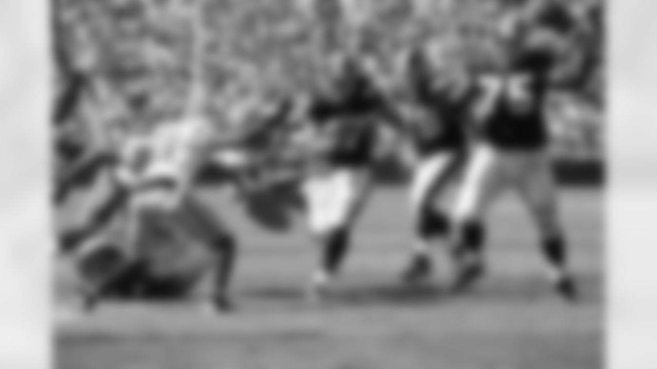 Chris Cooley evades the Green Bay defense. (Ned Dishman)